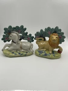 Estatua de animal de porcelana pintada a mano de león y caballo de Staffordshire Inglaterra de colección - Imagen 1 de 7