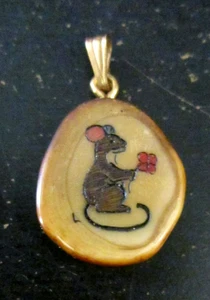 Vintage Mini Scrimshaw Pendant Mouse Holding Flower 9/16" x 5/8" - Picture 1 of 2