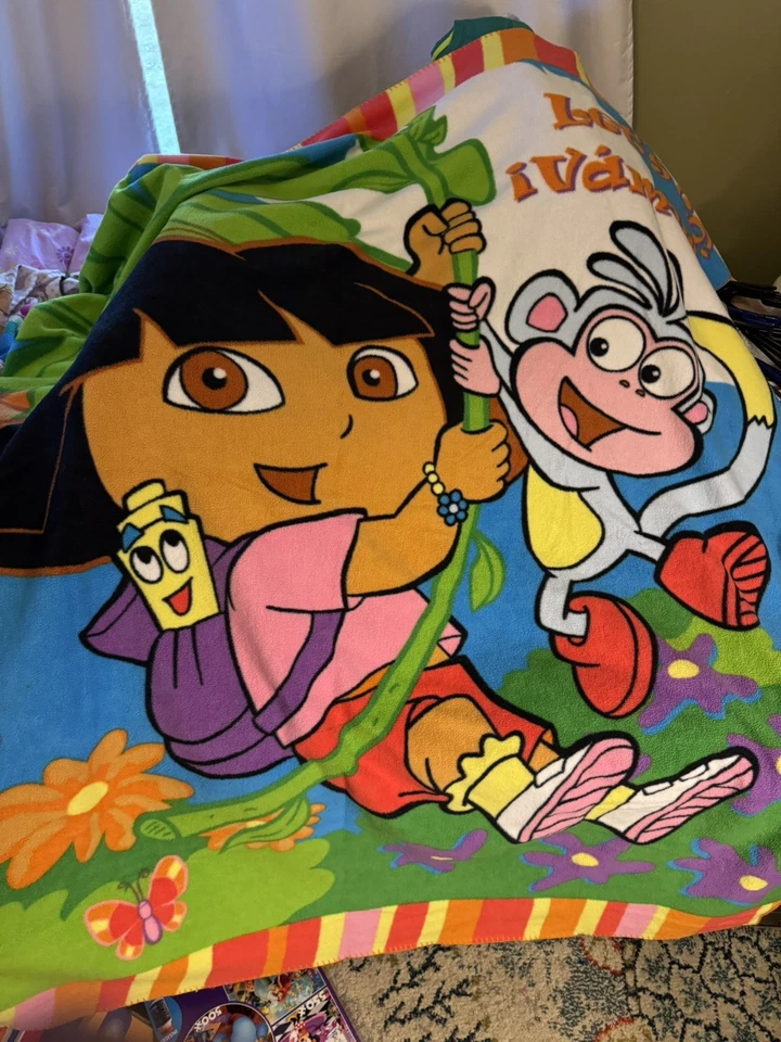 Manta polar Dora La Exploradora dos caras "Botas ¡Vamos! Vamonos! "50"" x 60"""  Foto 1 de 4