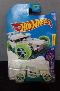 2015 HOT WHEELS BONE SPEEDER WHTIE WITH GLOW WHEELS - Picture 1 of 1