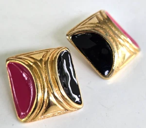 Vintage rosa & schwarz Emaille goldfarben quadratisch erhaben Ohrringe 7/8" - Bild 1 von 5