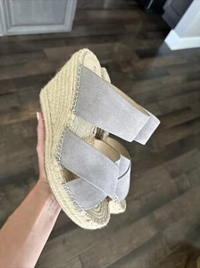 Kenneth Cole Gr. 8,5 Olivia X Band Espadrille grau Wildleder Leder Keilabsatz Sandalen - Bild 1 von 8
