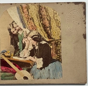Ragazze che spiano la donna che leggono e scrivono a tavola, stereovisione epoca vittoriana - Foto 1 di 4