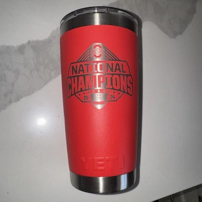 Vaso exclusivo Yeti Ohio State Buckeyes 2024 Nat Championship Red Stadium Foto 1 de 2