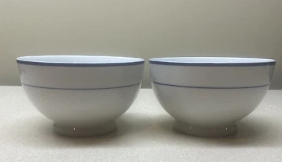 (2) CAJA Y BARRIL Monno Bangladesh Banda Azul Blanco CUENCOS DE CEREALES con patas Usado en Excelente Condición Raro Foto 1 de 4