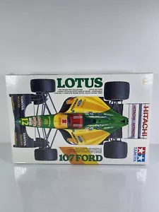 Tamiya | 1:20 | Formula 1 | Hakkinen - Herbert | 1993 Lotus-Ford 107 F1 Kit Gift - Picture 1 of 10