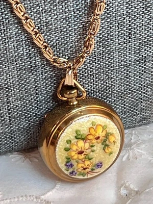 Medallón Vintage Porta Pastillas Flores Amarillas 24"L Tono Dorado Cadena Foto 1 de 4