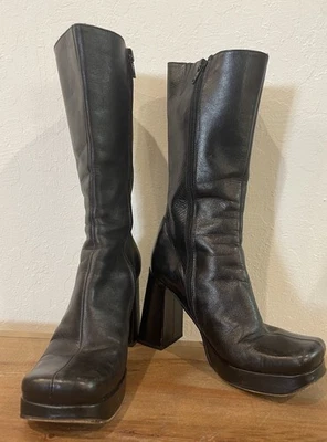 Plataforma 6 de cuero negro vintage años 90 Y2K Guess Hecha en España Foto 1 de 4