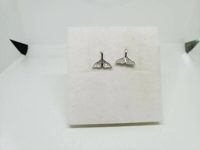 ORECCHINI A BOTTONE PINNA DI BALENA CON ZIRCONI IN ARGENTO 925 (0236) - Immagine 1 di 4