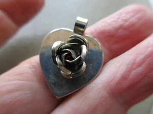 ANTICO CIONDOLO VINTAGE VECCHIO RETRÒ TONO ARGENTO AMORE CUORE ROSA FIORE FOB - Foto 1 di 2