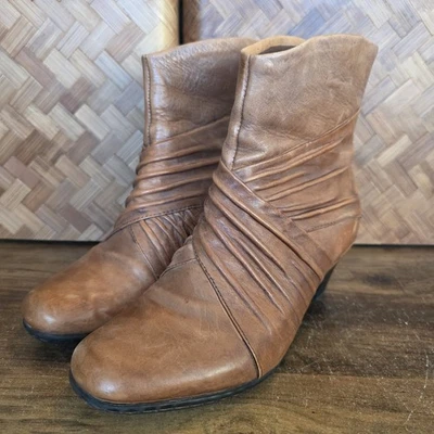 Botas Cobb Hill para mujer talla 8,5 marrón claro cuero tacón tobillo detalle plisado Foto 1 de 4