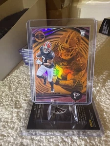 2023 Panini Illusioni - Arancione #6 Bijan Robinson (RC) - Foto 1 di 4