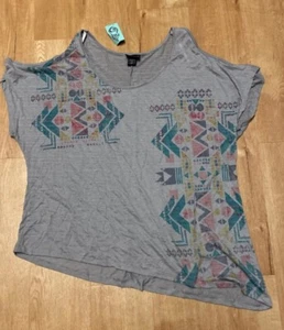Torrid Übergröße 2 grau Grafik Cold Shoulder T-Shirt - Bild 1 von 7