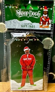 Nuevas etiquetas de regalo de vacaciones de Navidad Snoop Dogg Snoop on the Stoop Hood de pie 6 quilates - Imagen 1 de 4