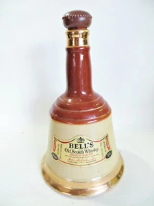 VINTAGE WADE PORCELAIN BELL'S SCOTCH WHISKY DECANTER. 26 2/3 FL OZS. 25cm TALL. - Picture 1 of 6
