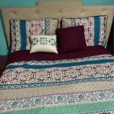 INTELLIGENT DESIGN Multicolor Queen Size Quilt Set in Excellent Condition - Image 1 of 4