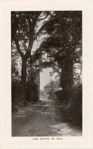 ECHTFOTO-POSTKARTE VON THE LANE, SUTTON-ON-HULL, (NAHE RUMPF), EAST YORKSHIRE - Bild 1 von 2