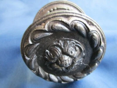 Poignée  rosace D.N.G. ronde fonte décoré  fixe porte entrée ancien 7,7 - 8,8 cm - Photo 1/4
