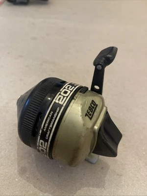 Carrete de pesca fundido giratorio One Zebco 202 necesita trabajo. Botón atascado gira bien Foto 1 de 4