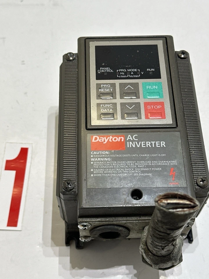 Inversor de CA Dayton - Modelo 3HX71 - 1/2 HP - 3 fases 200-230V Foto 1 de 2