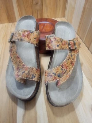 Sandalia Mountain Carly blanca para mujer 7 M corcho superior patrón floral plantilla suave Foto 1 de 4