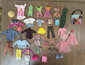 44 pezzi vestiti Barbie più taglie e accessori TUTTI MARCA BARBIE - Foto 1 di 9