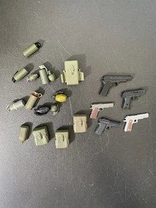 (C) Menge 20 1/6 Maßstab Militär Spielzeug Soldat Zubehör für 12" GI Joe Figur - Bild 1 von 2