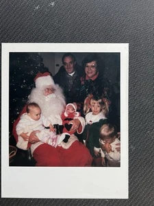 FOTO VINTAGE ENCONTRADA Familia Polaroid con Santa Claus - Imagen 1 de 3