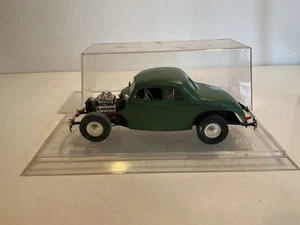 Oldtimer gebautes Plastikauto Modell Oldtimer grün Aufputzmotor im Koffer - Bild 1 von 13