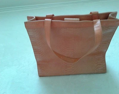 Cartera de mano para mujer KATE LANDRY piel de cocodrilo naranja Foto 1 de 3