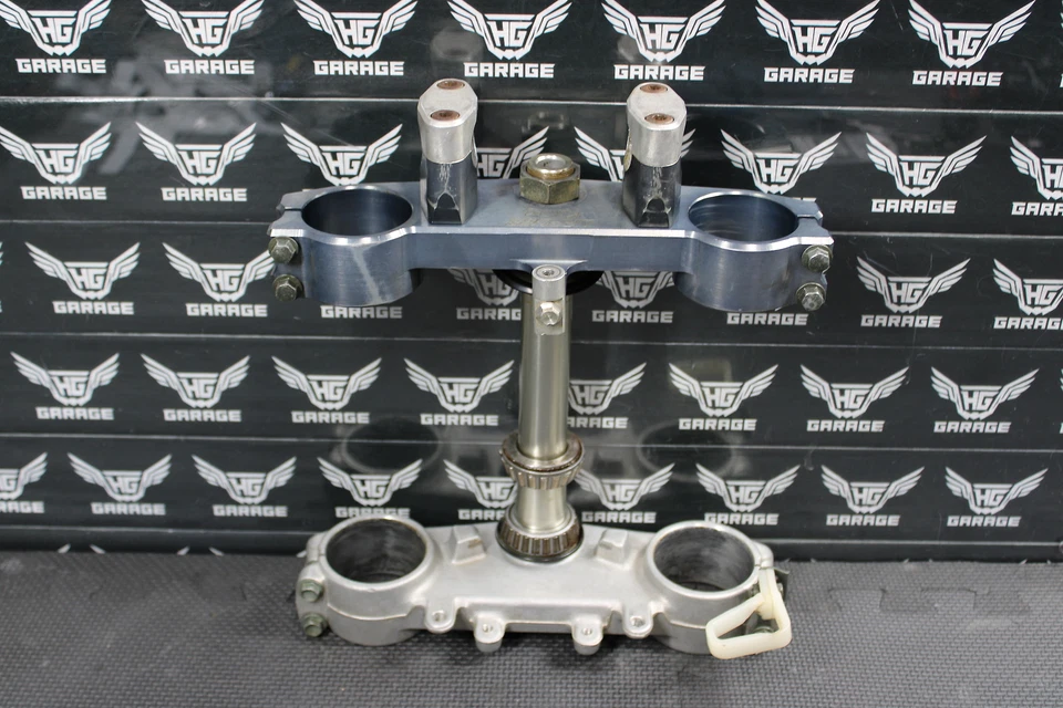 Yamaha YZ250F 2002 OEM palanquilla superior inferior aplicada triple abrazadera de vástago de árbol Foto 1 de 4