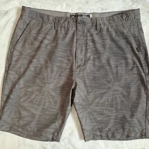 Rip Curl Boardwalk Shorts Mens 40 Grey Hawaiian Print Hybrid Travel Walkshorts - Picture 1 of 11