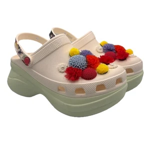 NEU CROCS Bae Wildflower Clog Gr. 9 W weiß grün Plateau Absatz abnehmbarer Jibbitz - Bild 1 von 14