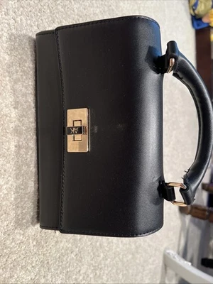 Bandolera Anne Klein Negra - Logo AK, Correa Ajustable, Elegante Foto 1 de 4