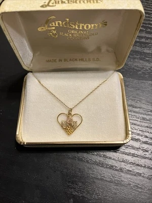 Collar Colgante Landstroms Black Hills Oro Tricolor 10k Corazón Uvas Hojas Foto 1 de 4