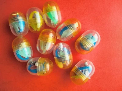 (10) 1960's GUMBALL HORNETS RINGS vending capsules Hong Kong - GREEN HORNET? lot - Image 1 of 4