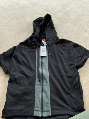 Camisa Atlética Lucy Negra y Gris Manga Corta Con Capucha Cremallera Talla XS $89 Por Etiqueta Foto 1 de 3
