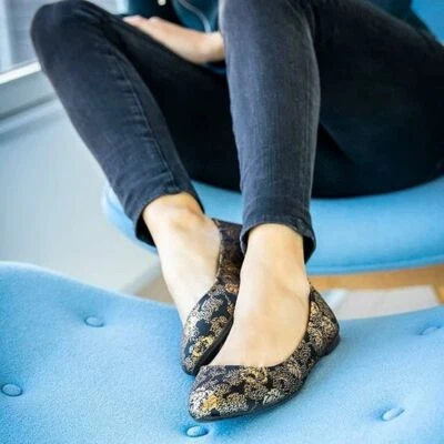 Zapatos planos Christian Siriano para mujer Gigi negros/dorados florales punta en punta 8-9,5  Foto 1 de 4