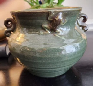Art Pottery FROGS CLIMBING Ribbed Planter Pot Green Glazed 5" Tall 7" Across - Picture 1 of 11