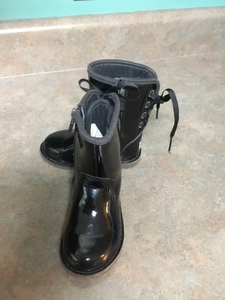 Botas de charol negras UGG Australia Corene 1009191T para niños pequeños talla 6 (CON68) Foto 1 de 4