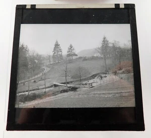 Antike Glas s/w magische Laterne Dia ländlicher Blick Fußgängerbrücke über Fluss - Bild 1 von 4
