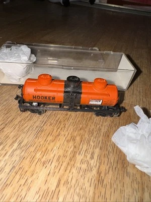 N SCALE FREIGHT CAR 69584 HOOKER CHEMICALS 3 DOME TANKER - Image 1 of 3
