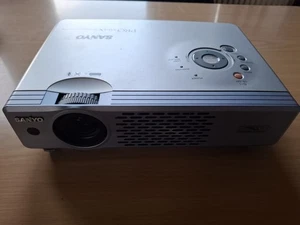 Sanyo PLC-XU48 LCD-Projektor Beamer mit Zubehör - Bild 1 von 6