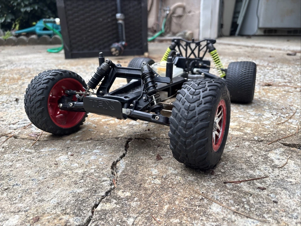 Camión de estadio Traxxas 44096-3 Nitro Rustler 1/10 - rojo Foto 1 de 4