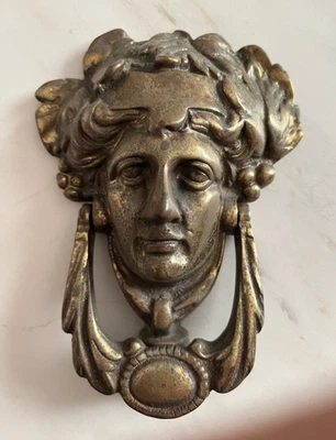 СТАРИННЫЙ c.1911 ВИКТОРИАНСКИЙ ЛИЦО АПОЛЛОНА АРХИТЕКТУРНЫЙ СПАСАТЕЛЬНЫЙ ДВЕРНОЙ МОЛОТОК - Изображение 1 из 4
