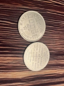 Lote de 2 monedas de plástico Dodge vintage cambian a esquivar y ahorran dinero - Imagen 1 de 1