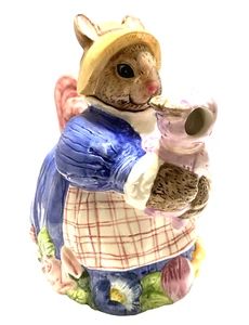 Teekanne aus dem WELTBASAR mit einer Mutter Hase, die ihr Baby hält. - Bild 1 von 3