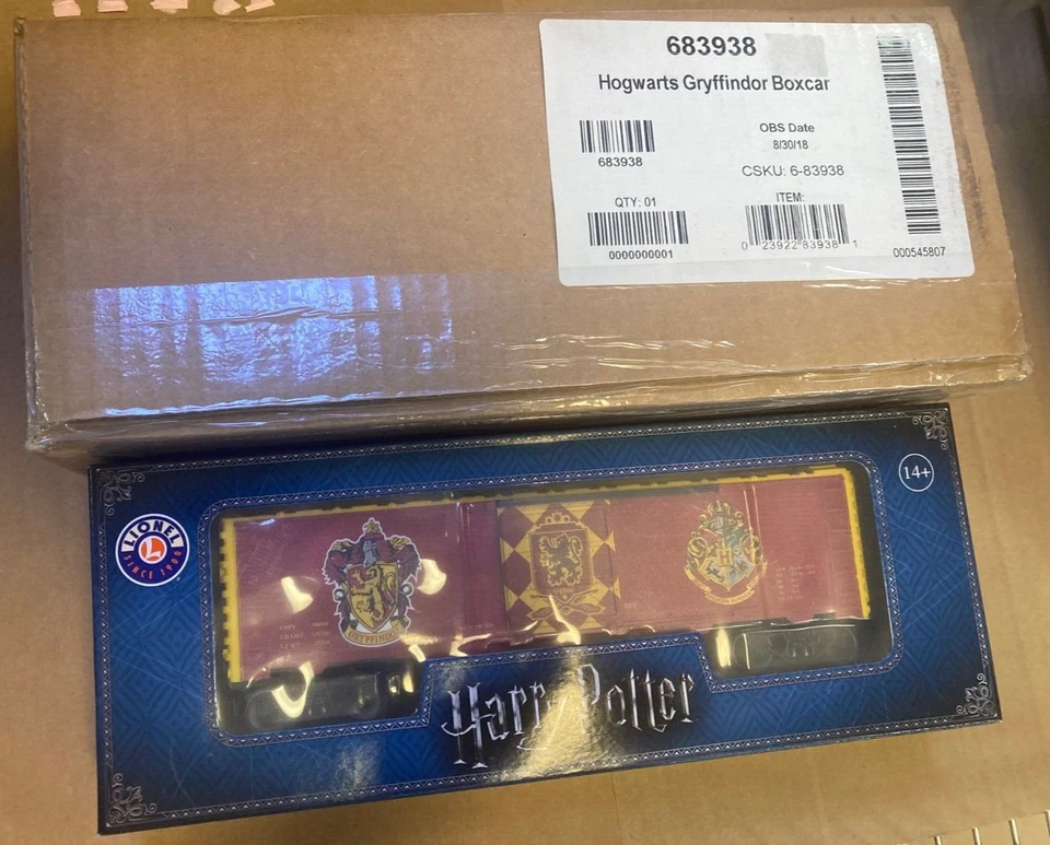 Lionel 83938 Hogwarts Gryffindor Boxcar New in Box - Image 1 of 3