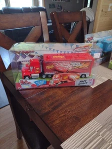 Disney Pixar Cars 95 Saetta McQueen Rust-Eze Mack Hauler #1 Nuovo con scatola - Foto 1 di 5