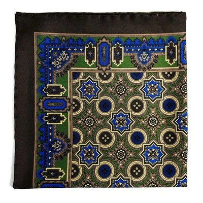 Cuadrado de bolsillo de seda medallón geométrico verde y marrón (hecho a mano en Inglaterra) Foto 1 de 4